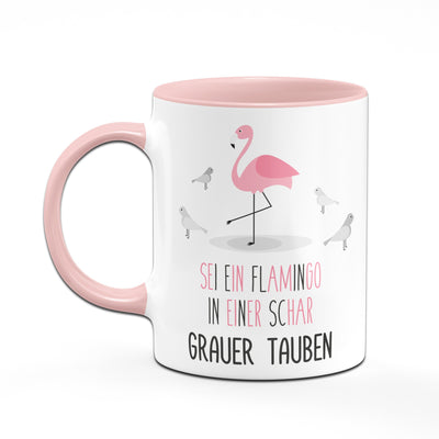 Bild: Tasse - Flamingo in einer Schar grauer Tauben Geschenkidee