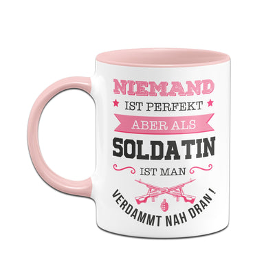 Bild: Tasse - Niemand ist perfekt aber als Soldatin ist man verdammt nah dran! Geschenkidee