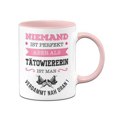 Bild: Tasse - Niemand ist perfekt aber als Tätowiererin ist man verdammt nah dran! Geschenkidee