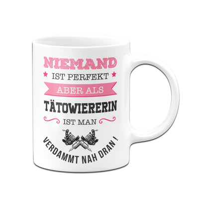 Bild: Tasse - Niemand ist perfekt aber als Tätowiererin ist man verdammt nah dran! Geschenkidee