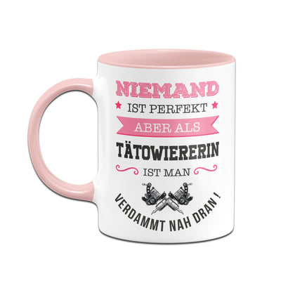 Bild: Tasse - Niemand ist perfekt aber als Tätowiererin ist man verdammt nah dran! Geschenkidee